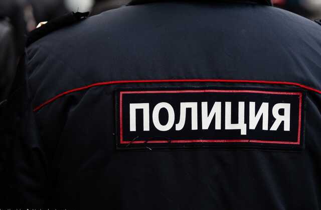 Соседи вызвали экстренные службы к москвичу из-за трупного запаха из его квартиры