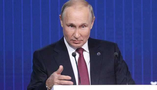 Путин подарил букет цветов супруге президента Кубы