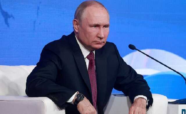 Путин пошутил про расстояние между собой и залом на конференции