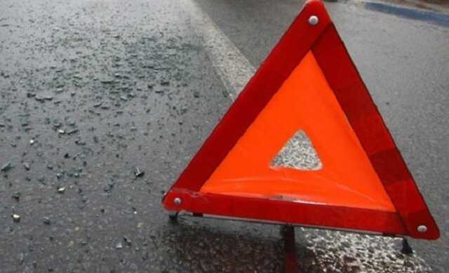 В Москве машина выехала на тротуар и сбила женщину с двумя детьми