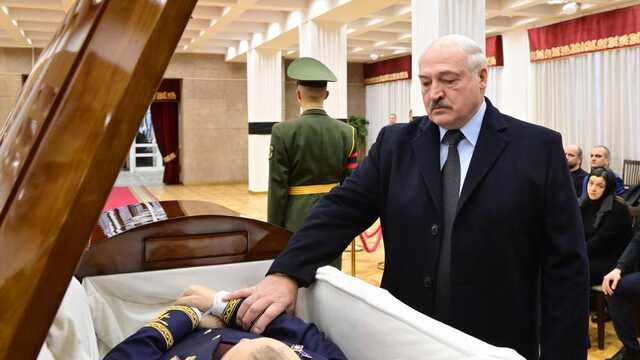 Лукашенко простился с умершим главой МИД Беларуси Владимиром Макеем