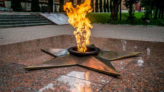 Россиянин пожарил колбасу на Вечном огне и попал под следствие