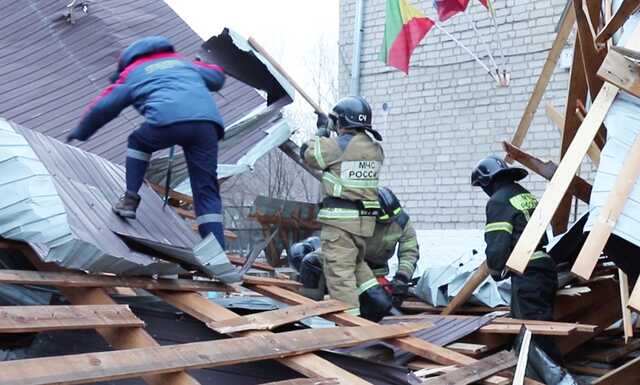 В российском городе ветер снес крышу детского сада во время занятий