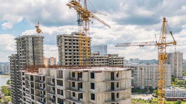 Стройку жилья в УрФО порежут из-за госпрограмм, а цены вырастут на треть