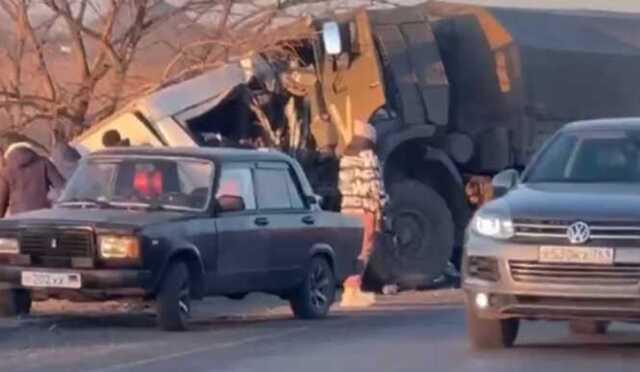 В ДНР из-за столкновения грузовика с военнослужащими и микроавтобуса погибли 16 человек