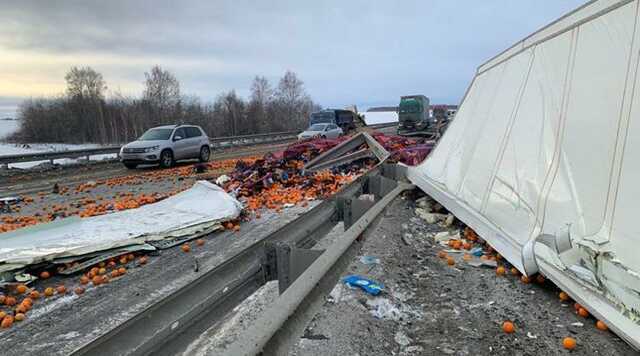 В Челябинской области перевернулся грузовик с мандаринами