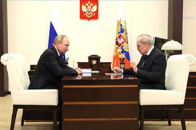 Глава Конституционного суда подарил Путину «кирпич»