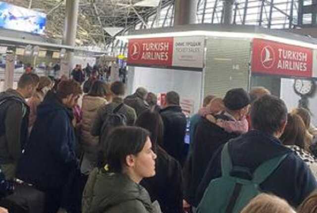 Очередной пассажирский коллапс во Внуково: сотни людей не могут вылететь в Турцию