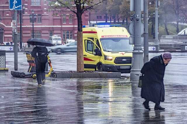 В Петербурге пенсионерка попала в больницу после прогулки у бизнес-центра
