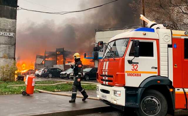 В Москве загорелся склад с газовыми баллонами