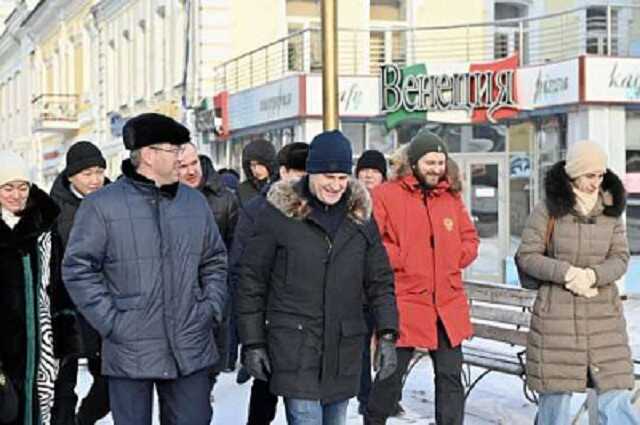 Помощнику президента Максиму Орешкину показали деревянные туалеты в Бурятии