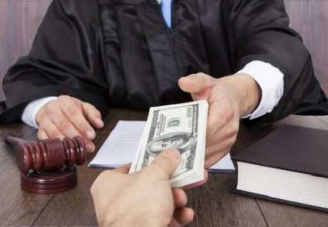 Красноярского судью приговорили к 13 годам колонии за миллионную взятку
