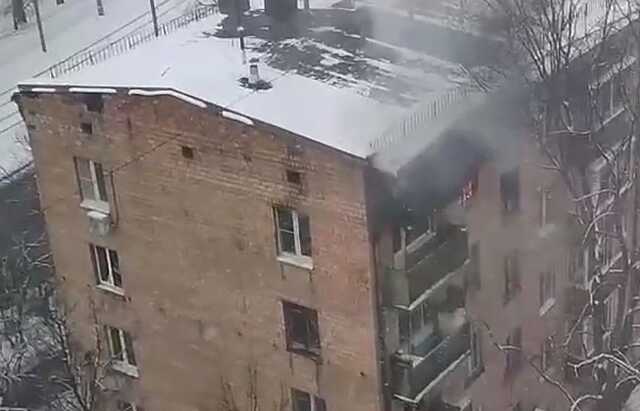 Появились кадры полыхающей квартиры в пятиэтажке на западе Москвы