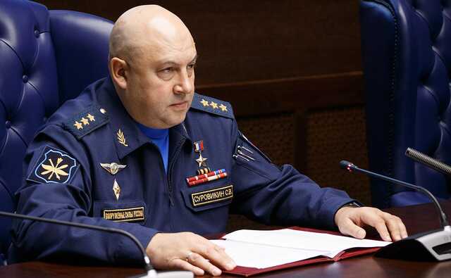 Путин вручил госнаграду Суровикину