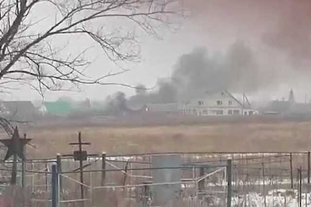 Появились кадры пожара после падения неизвестного объекта в российском поселке