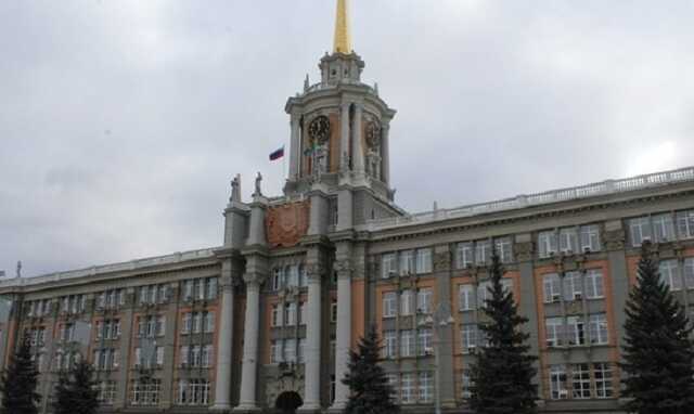 Здание администрации Екатеринбурга решили украсить барельефом с иноагентом