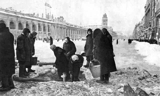 В блокадном Ленинграде одни ели трупы, другие – икру