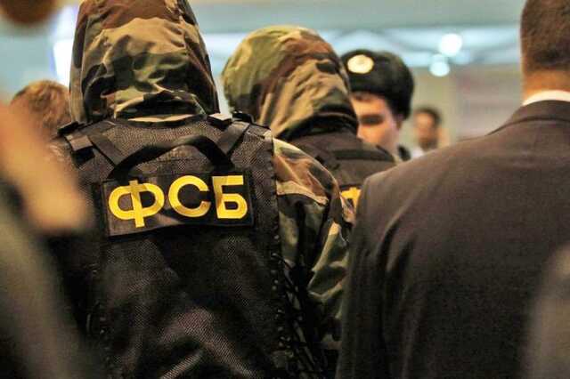 Задержание ФСБ россиянина за призывы к убийству военных попало на видео