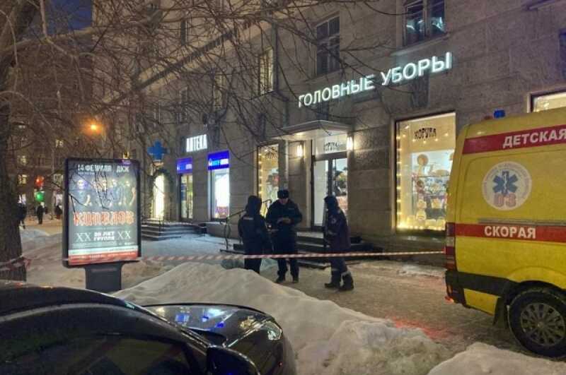 Два человека выпали с балкона в центре российского города