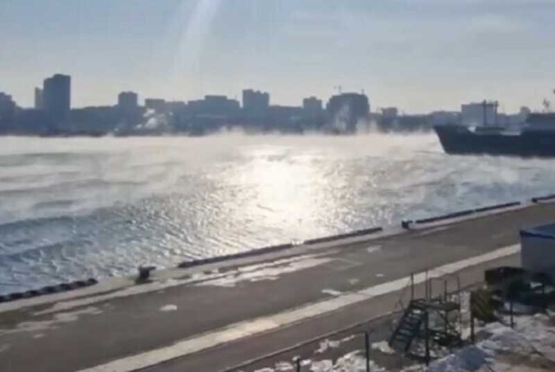 Во Владивостоке закипело Японское море: над водой плывут ледяные облака