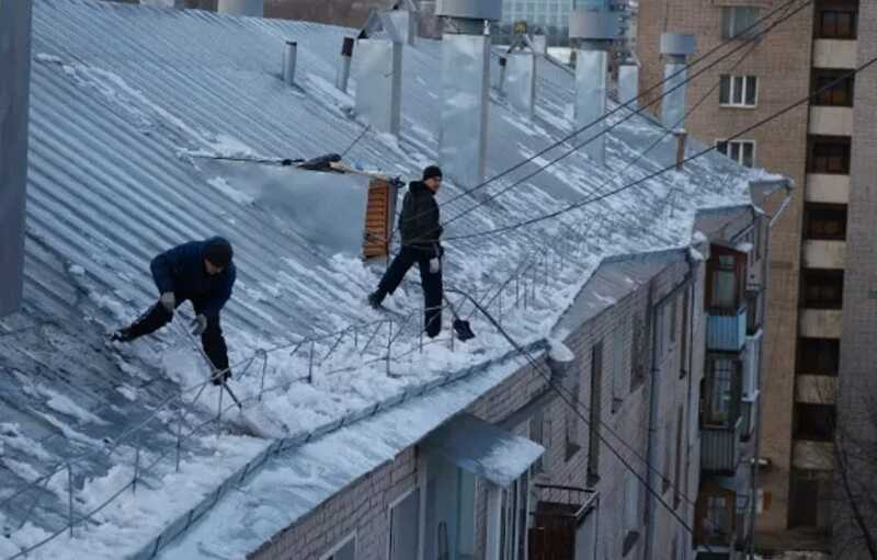 Россиянин сорвался с крыши во время уборки сугробов и погиб