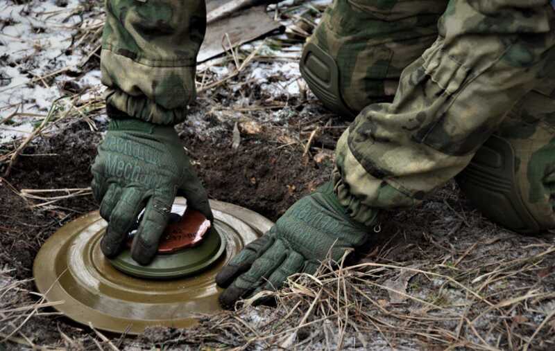 Военнослужащий подорвался на мине в Курской области