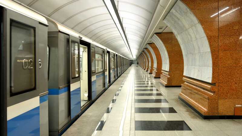 В московском метро пассажир облил поезд из пожарного шланга