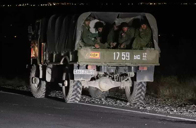 Грузовик с военными перевернулся в приграничном российском регионе