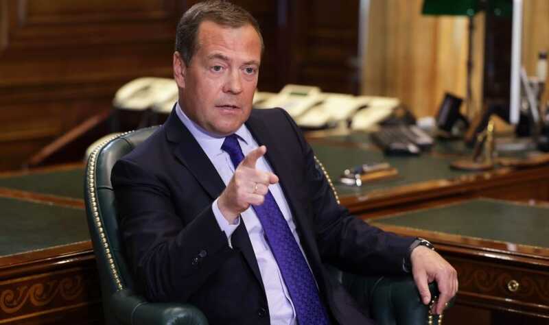 Медведев назвал главу МИД Германии полезной дурой