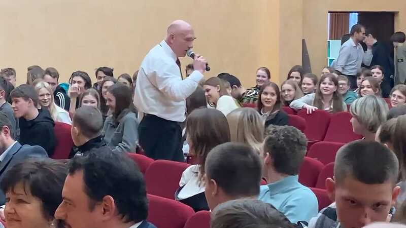 В КПРФ отреагировали на речь депутата в школе о риске валяться на помойке