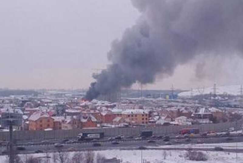 У МКАДа пожар на строительном рынке