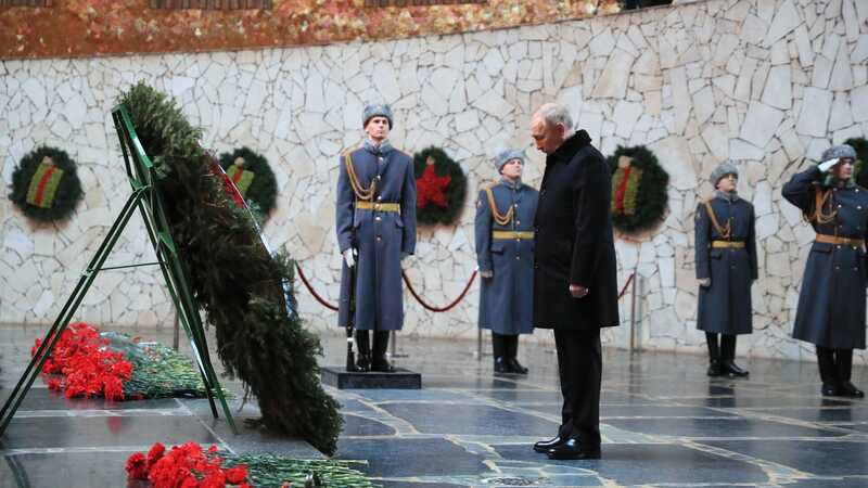 Путин возложил цветы на Мамаевом кургане