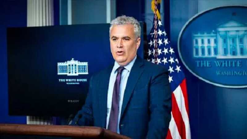 Новый глава аппарата президента США пообещал ежедневно покупать сотрудникам Белого дома еврейский бублик
