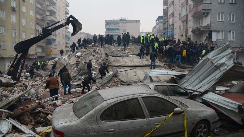 В результате землетрясения в Турции погибли 912 человек, ранены 5385