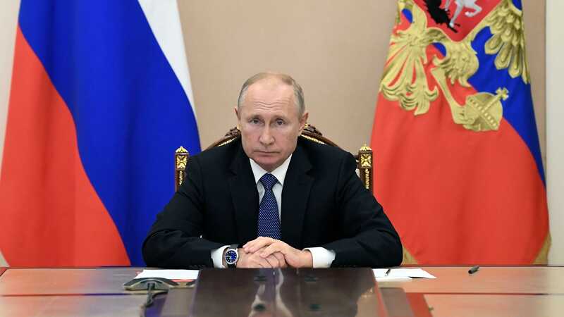 Путин наградил медалью министра печати Чечни Дудаева