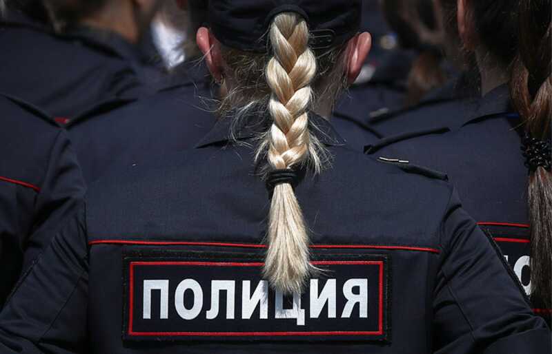 Российскую полицейскую уличили в любовной связи с обвиняемым и наказали