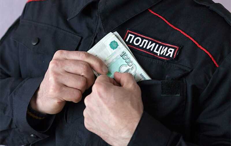 Двоих полицейских приговорили к срокам за взятку от подозреваемого россиянина