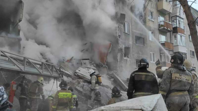 14 человек вызволили из-под завалов после взрыва газа в доме в Новосибирске