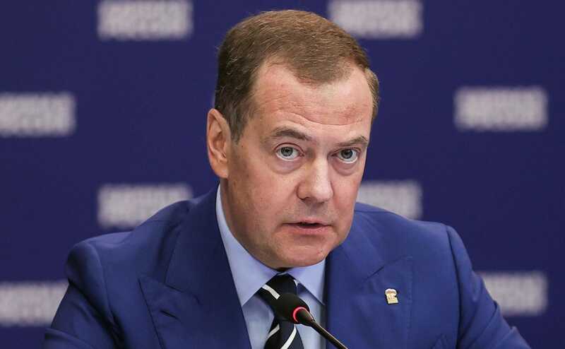 Медведев заподозрил прогрессирующую деменцию у Байдена