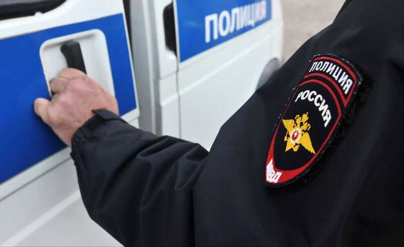 В российском регионе полуголый мужчина залез на дерево и напугал соседей