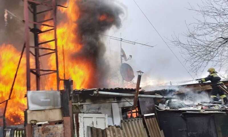 Жилой барак загорелся в российском городе
