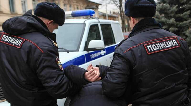 Сбежавший из больницы голый россиянин попросил вызвать полицию и попал на видео