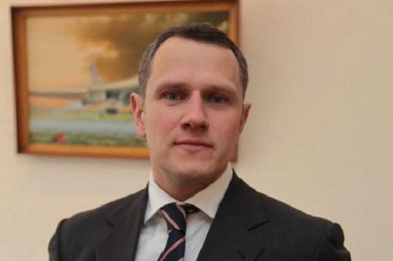 Взятки Олегу Кручинину передавались через тумбочку