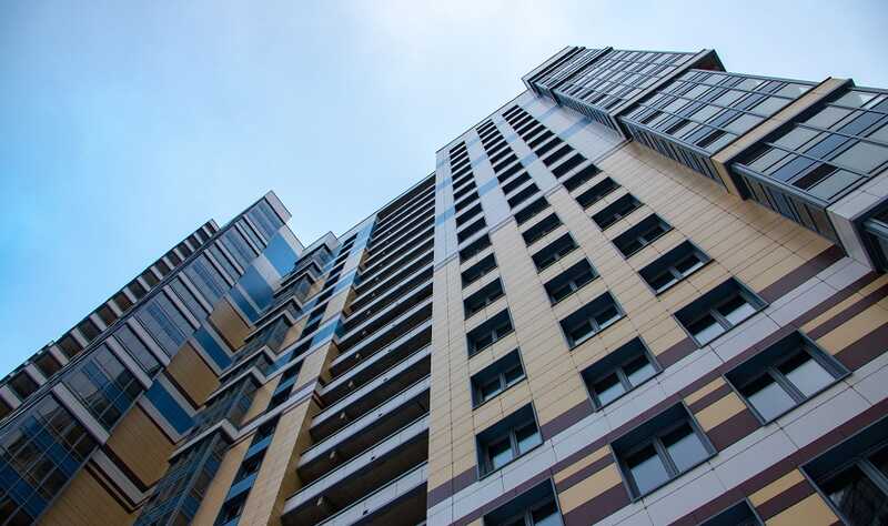 Две девочки выпали из окна многоэтажного дома в Москве