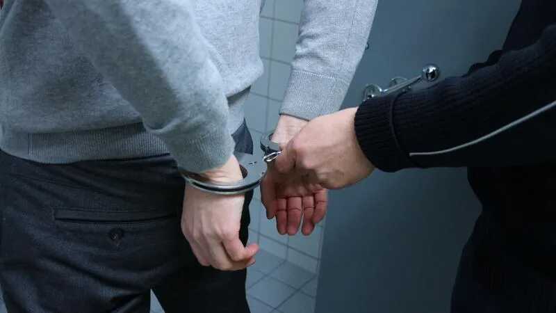 Полиция задержала ограбивших пенсионера школьников