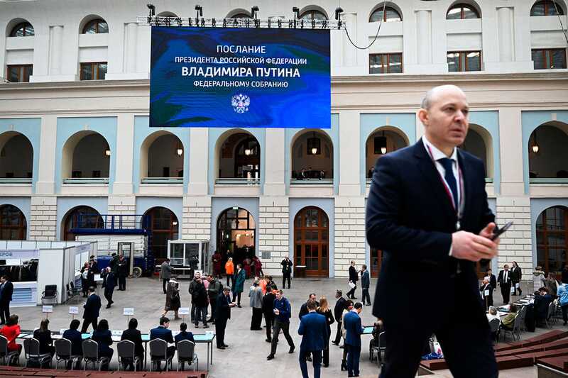 На улицах Москвы и Подмосковья пустили трансляцию послания Федеральному собранию