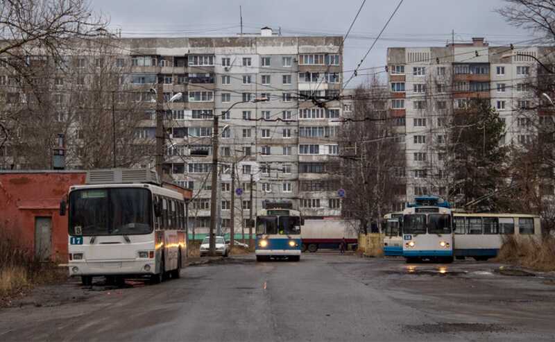 Россиянина насмерть зажало между двумя троллейбусами