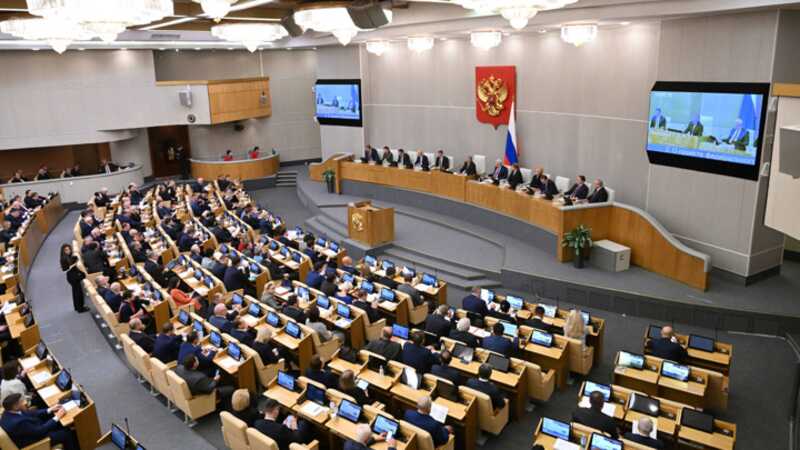 В Госдуме возмутились слушавшим послание Путина с лапшой на ушах депутатом