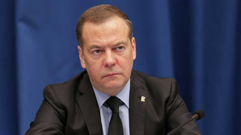 Медведев призвал отодвинуть угрозы для России до границ Польши