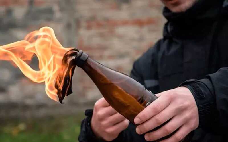 Рабочий российского завода поджег две полицейские машины и склад Росгвардии